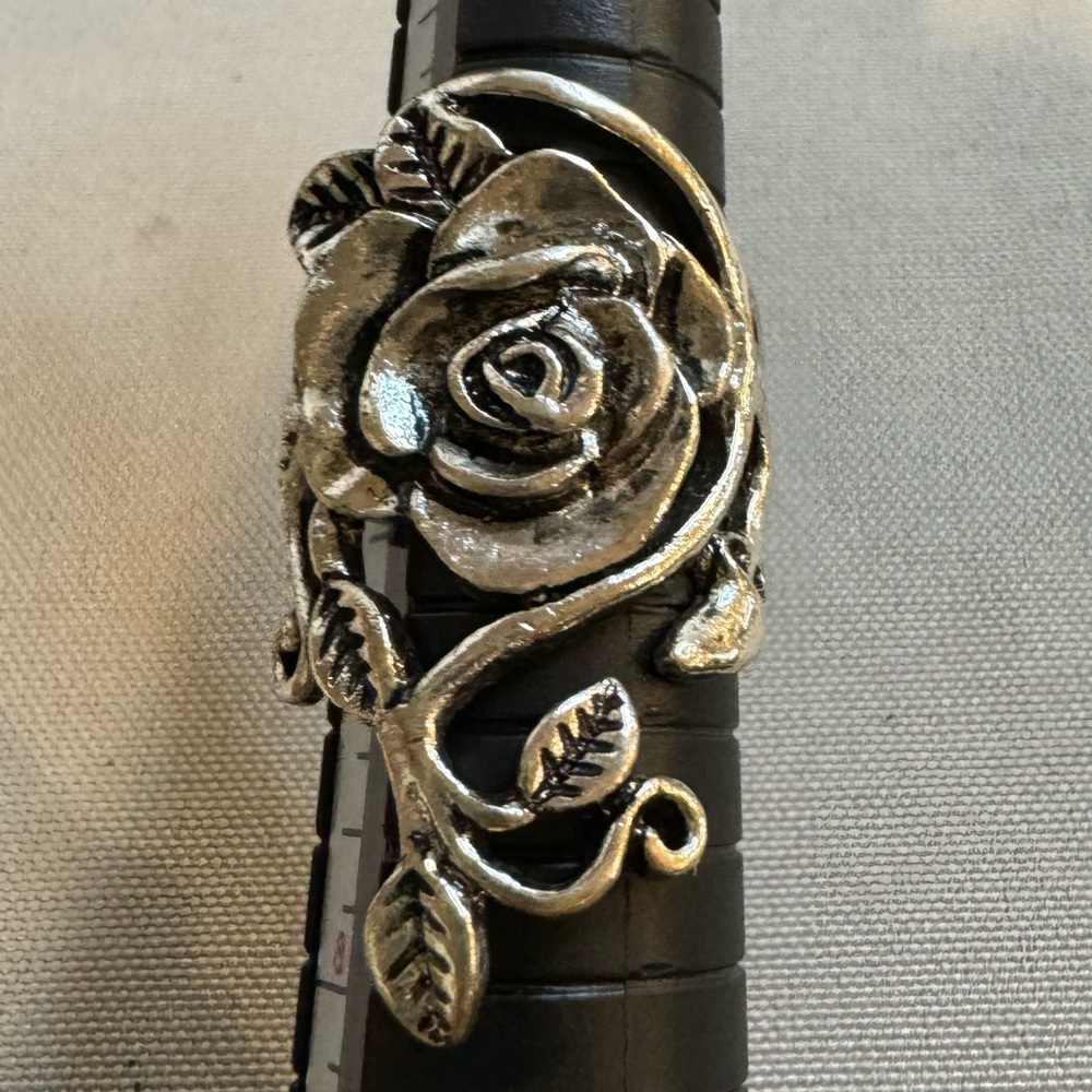 Ring Silvertone rose and vine fashion ring size 6